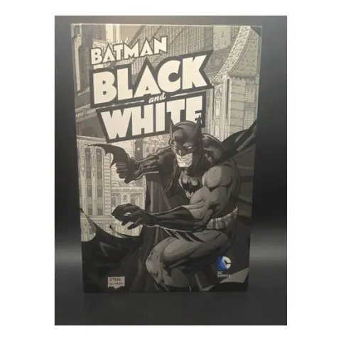 Coperta cărții Batman: Black and White Graphic Novel + Batman: Gotham Knight Blu-ray/DVD