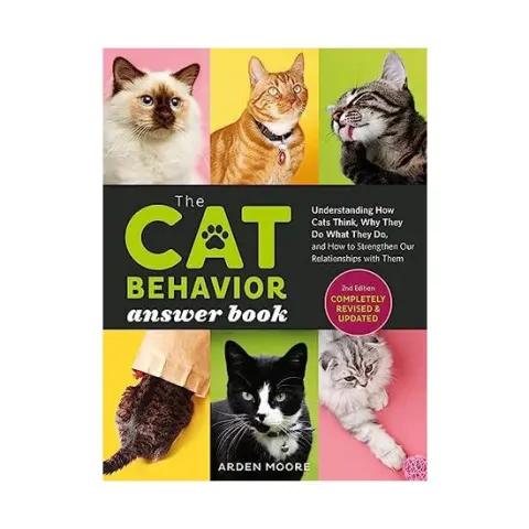 Coperta cărții The cat behavior answer book: understanding how cats think, why they do what they do, and how to strengthen our relationships with them