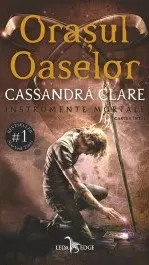 Coperta cărții Orașul Oaselor (seria Instrumente Mortale, vol. 1)