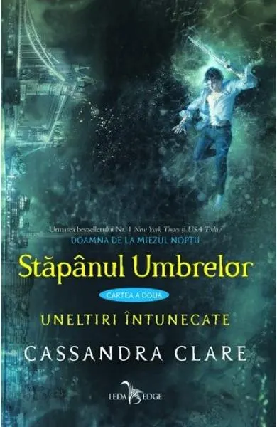Coperta cărții Stapanul umbrelor (seria Uneltiri intunecate, vol. 2)