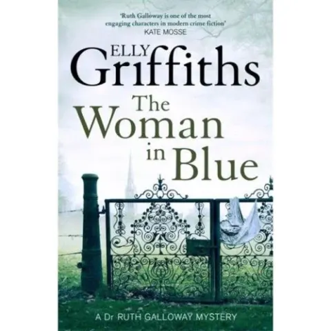 Coperta cărții The Woman In Blue : The Dr Ruth Galloway Mysteries 8
