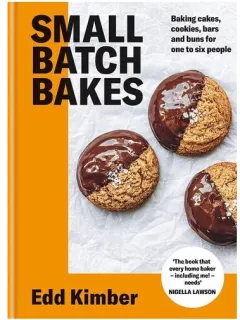 Coperta cărții Small Batch Bakes Baking Cakes, Cookies, Bars and Buns for One to Six People