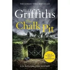 Coperta cărții The Chalk Pit : The Dr Ruth Galloway Mysteries 9