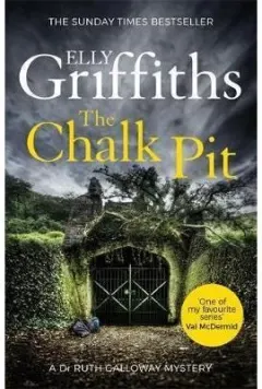 Coperta cărții The Chalk Pit : The Dr Ruth Galloway Mysteries 9