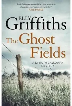 Coperta cărții The Ghost Fields : The Dr Ruth Galloway Mysteries 7, Elly Griffiths