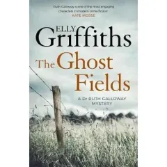 Coperta cărții The Ghost Fields : The Dr Ruth Galloway Mysteries 7, Elly Griffiths