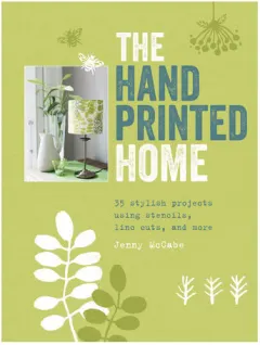 Coperta cărții The hand-printed home: 35 stylish projects using stencils, lino cuts, and more