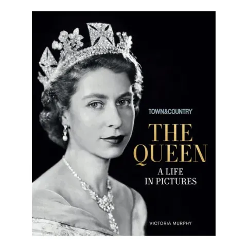 Coperta cărții The Queen: a life in pictures