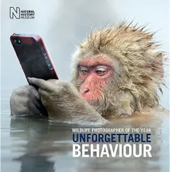 Coperta cărții Wildlife Photographer of the Year Unforgettable Behaviour