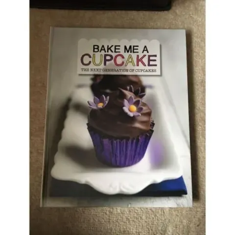 Coperta cărții Bake me a cupcake: the next generation of cupcakes