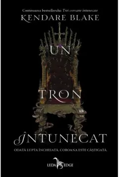 Coperta cărții Un tron întunecat (seria Trei coroane întunecate, vol. 2)
