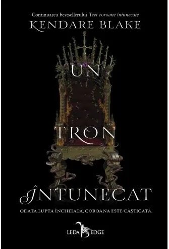 Coperta cărții Un tron întunecat (seria Trei coroane întunecate, vol. 2)