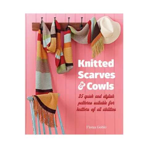Coperta cărții Knitted scarves and cowls: 35 quick and stylish patterns suitable for knitters of all abilities