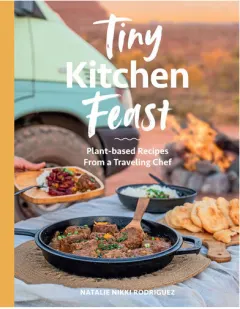 Coperta cărții Tiny kitchen feast: plant-based recipes from a traveling chef