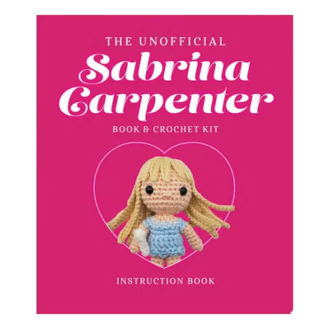 Coperta cărții The Unofficial Sabrina Carpenter Book and Crochet Kit Includes Everything to Crochet Your Own Sabrina - Sabrina Carpenter Fact & Project Book, 4 Colors of Yarn, Crochet Hook, Beads, Yarn & Beading Needles, Plastic Safety Eyes, Fiberfill Stuffing