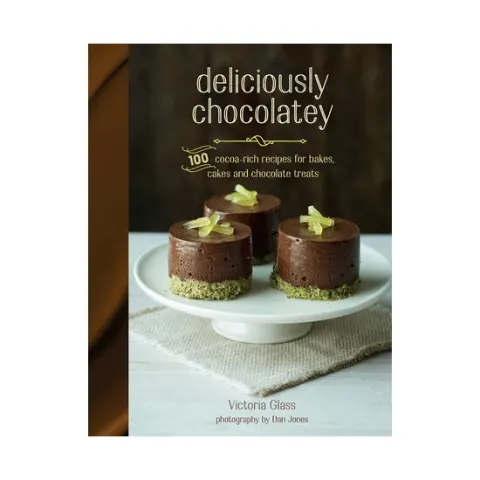 Coperta cărții Deliciously chocolatey: 100 cocoa-rich recipes for bakes, cakes and chocolate treats
