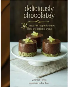 Coperta cărții Deliciously chocolatey: 100 cocoa-rich recipes for bakes, cakes and chocolate treats