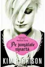 pe-jumatate-moarta-madison-avery
