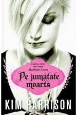 pe-jumatate-moarta-madison-avery